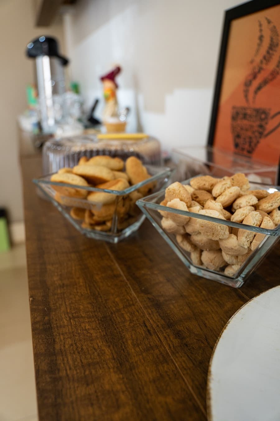 Cantinho do café da clínica, com biscoitos à disposição dos pacientes