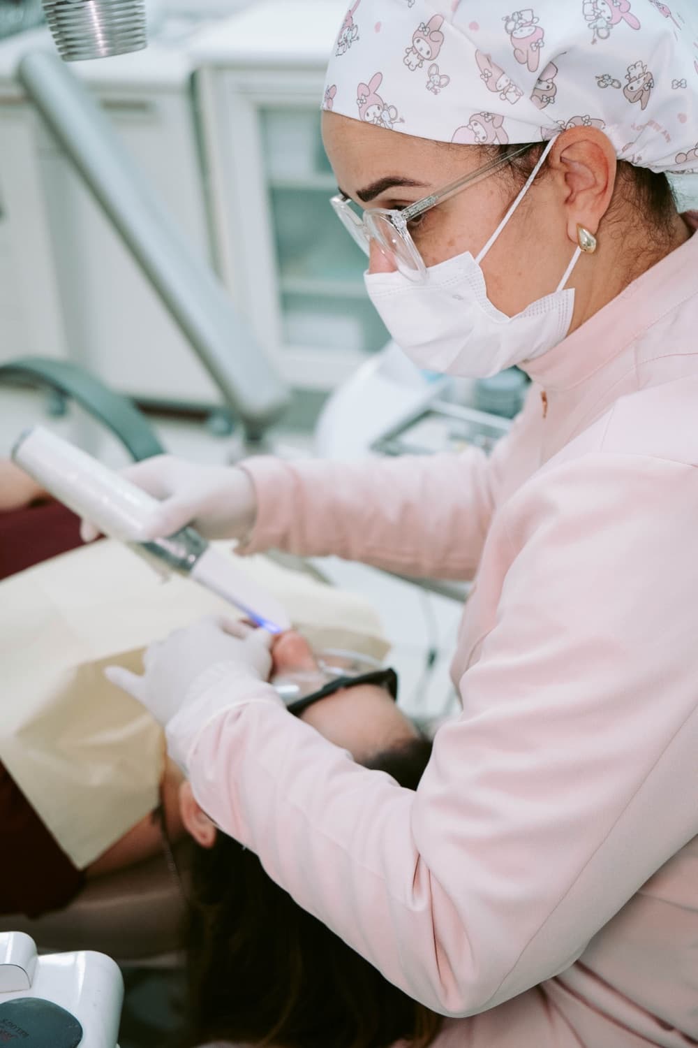 Dra. Adriana Almeida atendendo uma paciente na Nata Odontologia