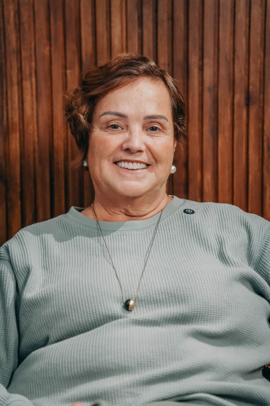 Paciente da Nata Odontologia sorrindo